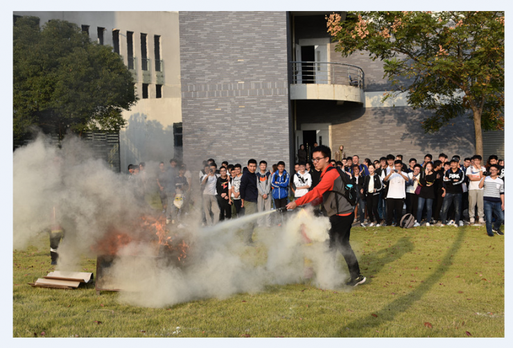 图5:学生积极参与灭火行动 图5:学生积极参与灭火行动