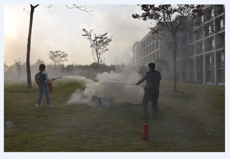 图6:朝鲁老师与同学一起灭火 图6:朝鲁老师与同学一起灭火