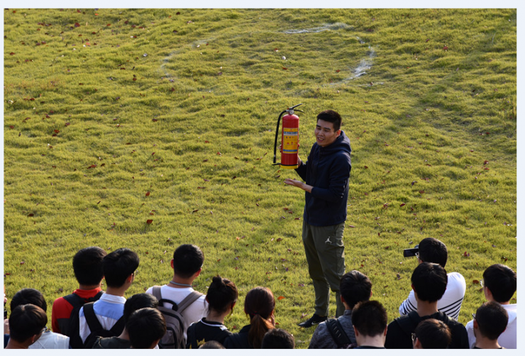 图3:保卫处王峰老师指导学生使用灭火器 图3:保卫处王峰老师指导学生使用灭火器
