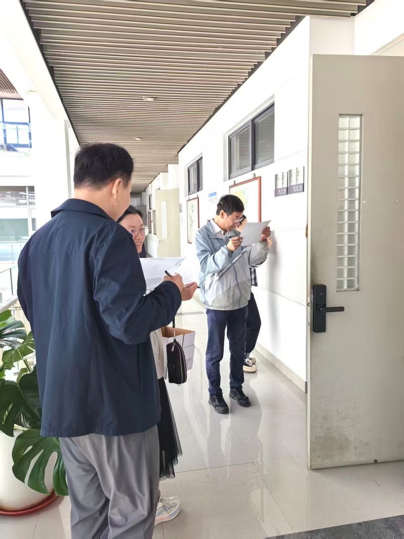 工会小组长带队检查