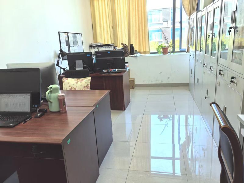 教师办公室掠影之一